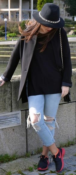 Black Tee Skinny Jeans Nike Sneakers Outfit