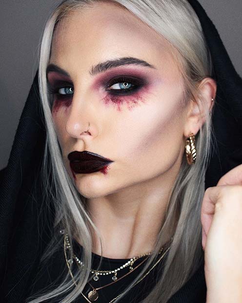 Classic Vampire Eye Makeup 