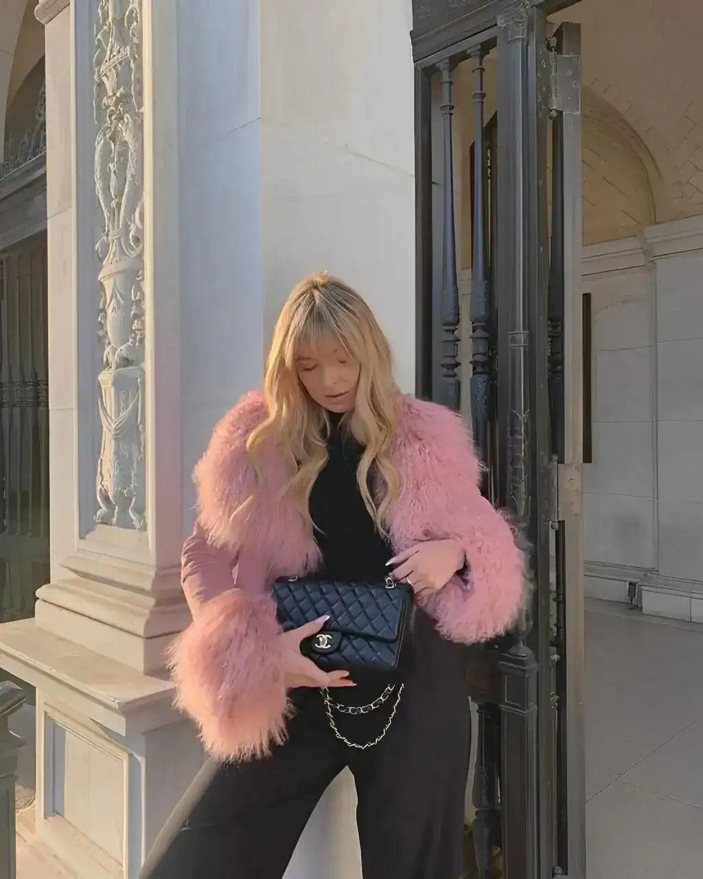 pink-outfit-ideas-faux-fur-coat-skinny-jeans