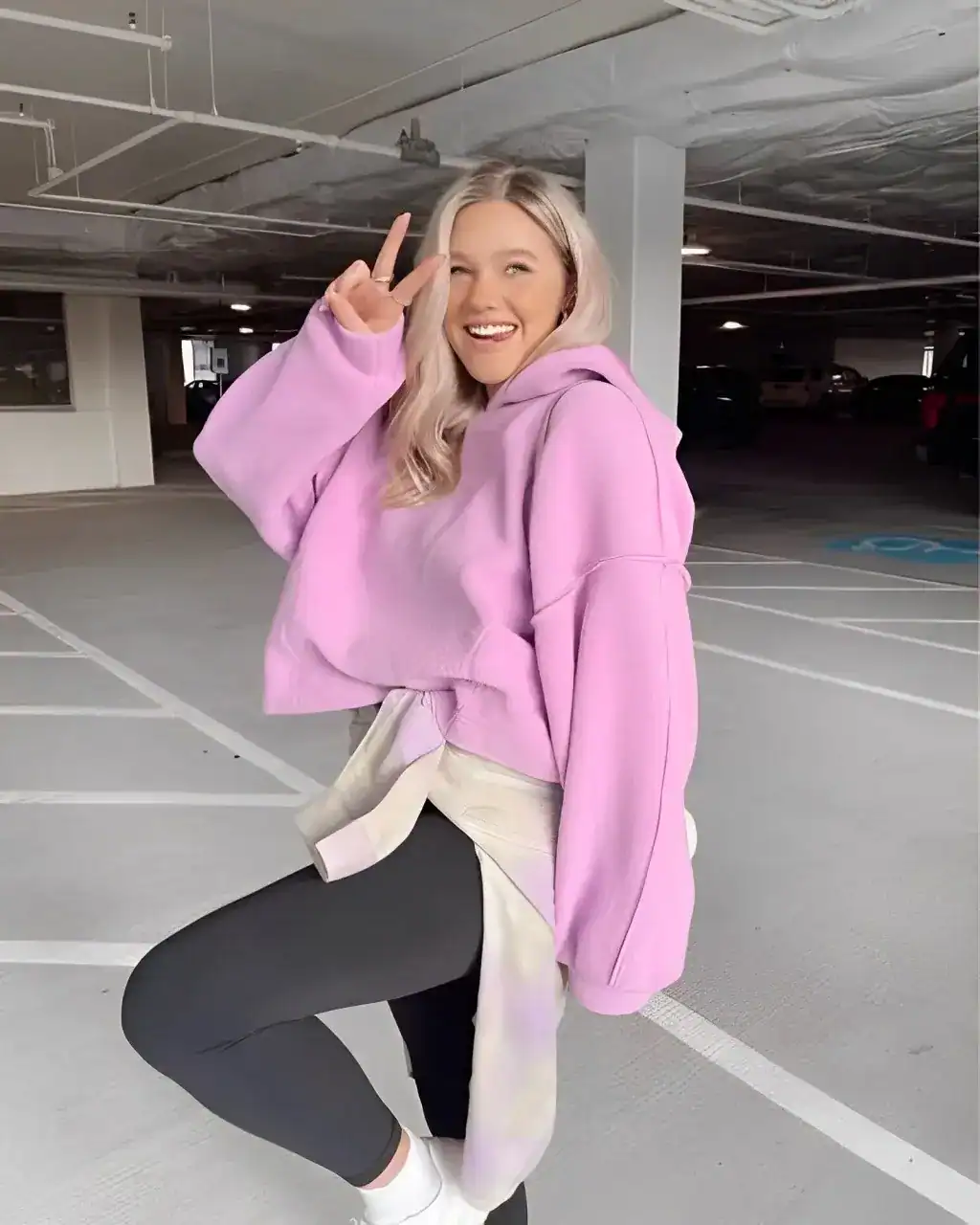pink-outfit-ideas-hoodie-leggings