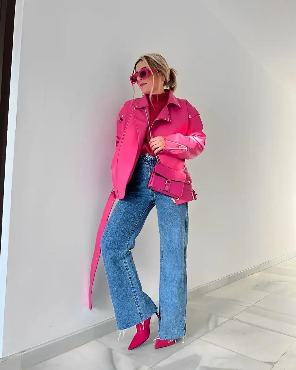 pink-outfit-ideas-leather-jacket-jeans