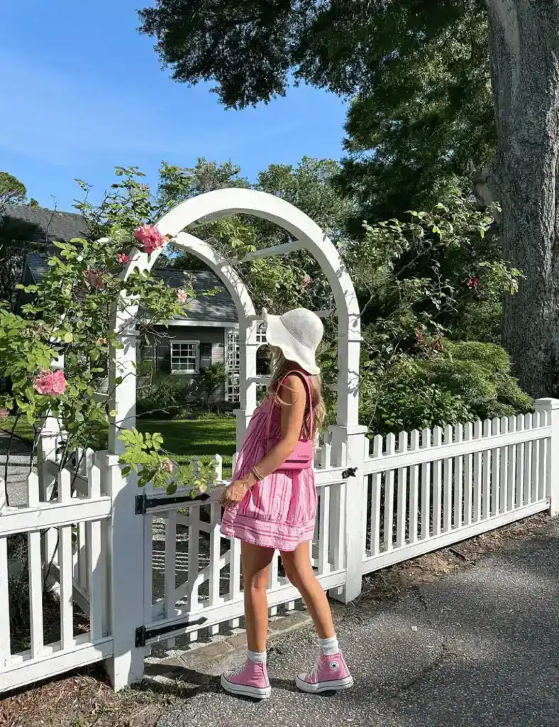 Casual outfit with pink converses