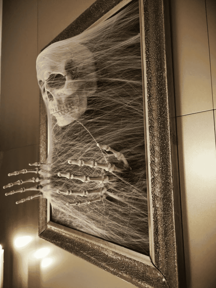 Ghostly Wall Painting Creates a Terrifying Halloween Atmosphere