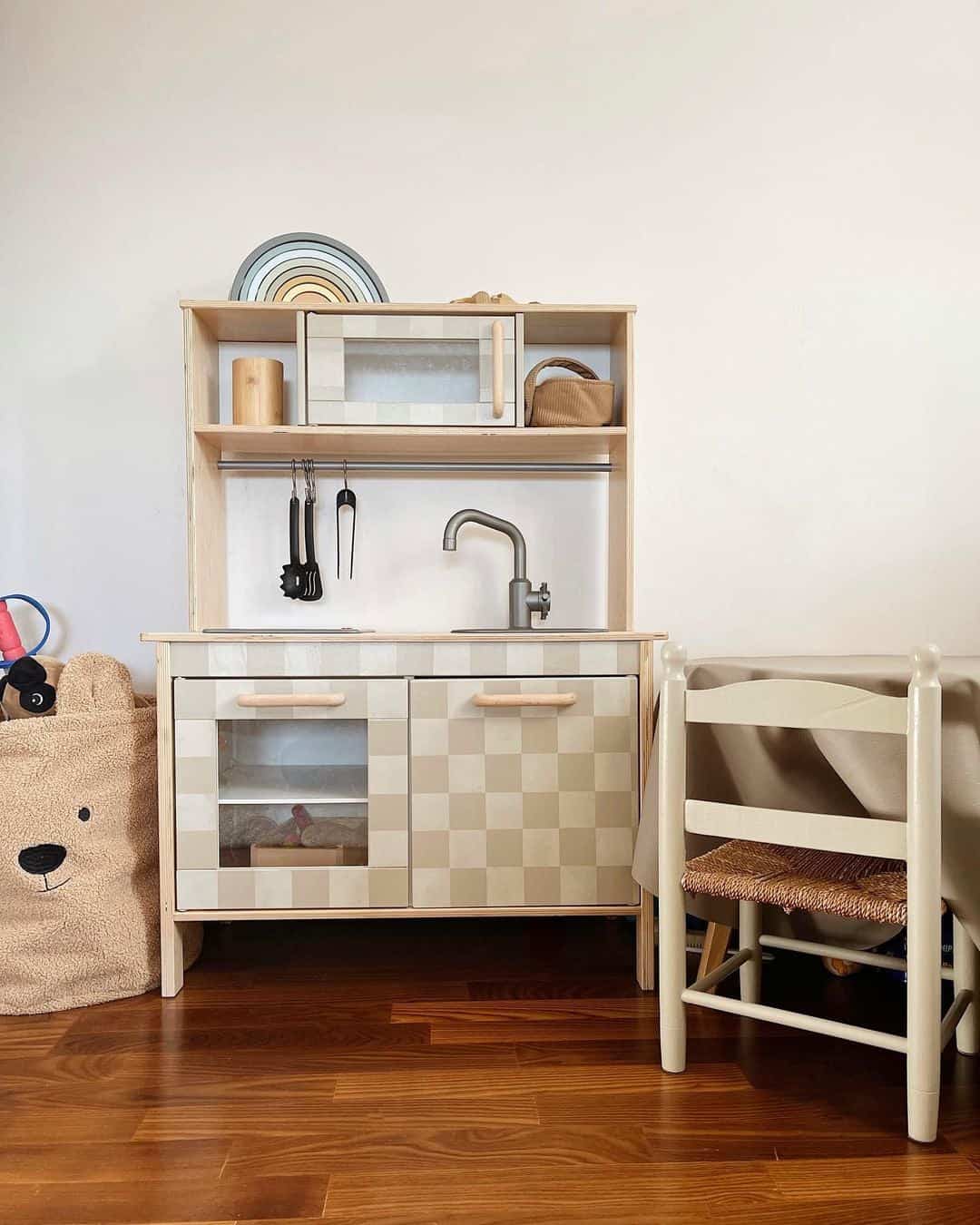 Neutral Checkered Kitchen Set