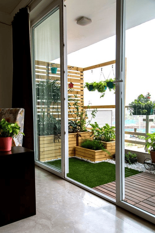Simple Plants and Wood Create a Cozy Balcony Retreat