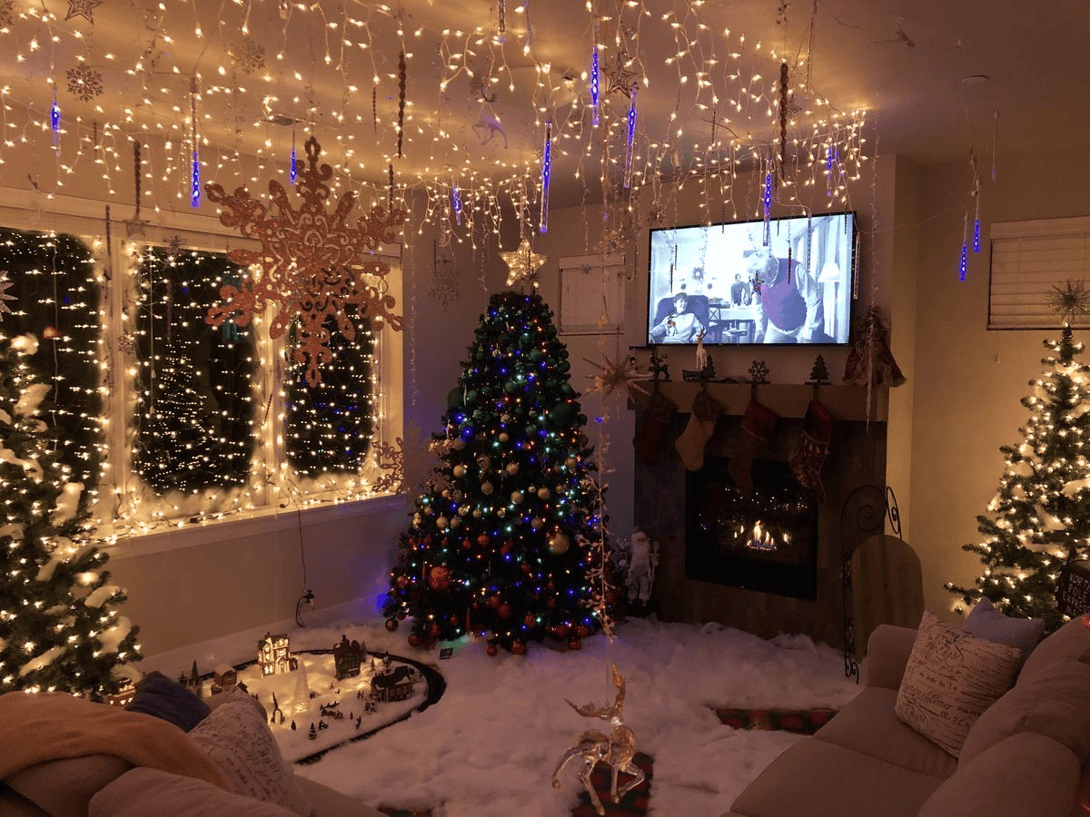 Warm the Living Room With Garlands and Wreaths